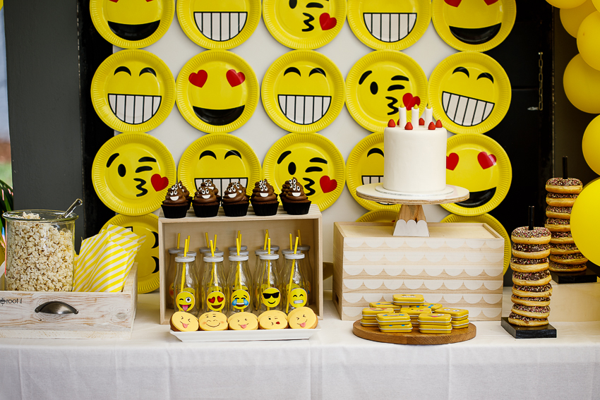 Exciting Decorating Ideas for a Table of a Mickey Mouse Party Theme